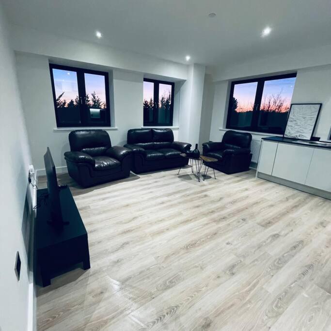 New One Bedroom Luxury Apartment In Солихалл Экстерьер фото